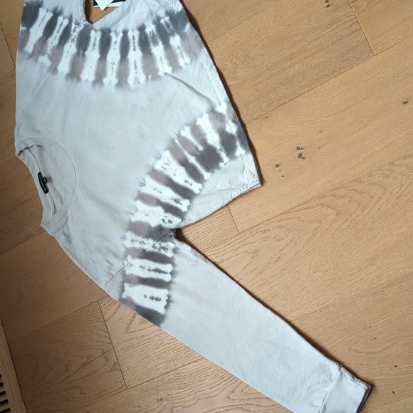 BNWT Beyond Yoga Grey Tie Dye Cropped Sweatshirt Size M - Picture 4 of 9